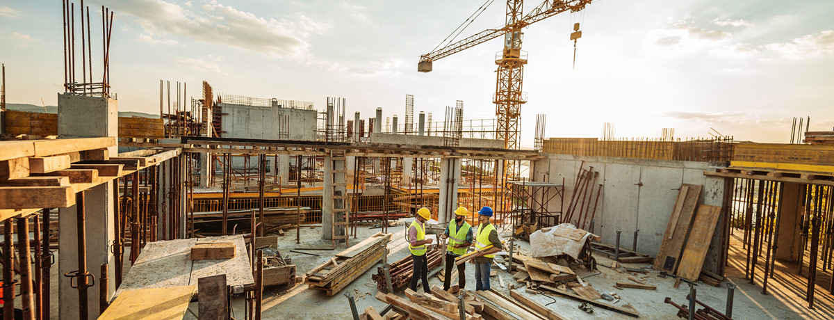 construction workers discussion chubb risk consulting guides
